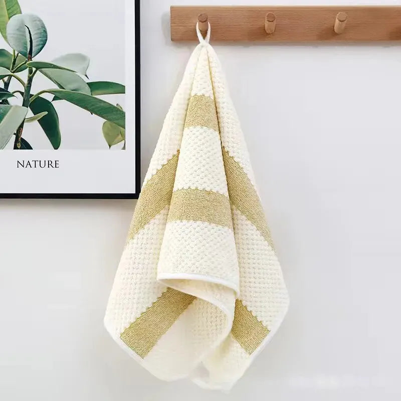 HomeTaste – Soft, absorbent cotton towel for versatile use.