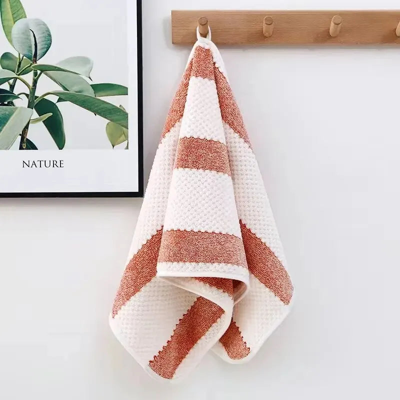 HomeTaste – Soft, absorbent cotton towel for versatile use.