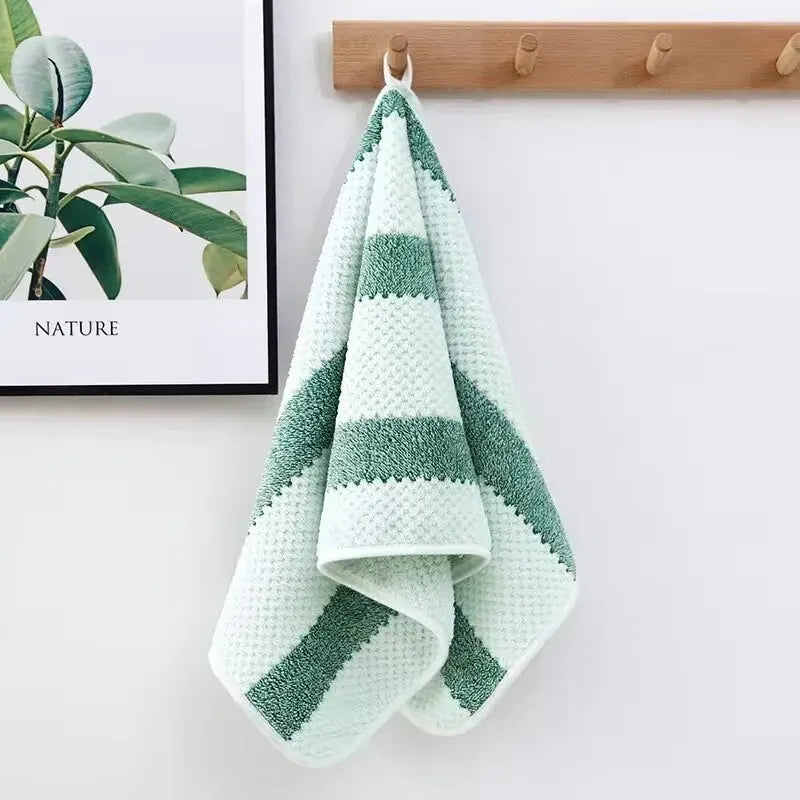 HomeTaste – Soft, absorbent cotton towel for versatile use.