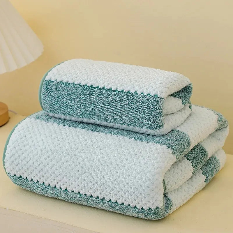 HomeTaste – Soft, absorbent cotton towel for versatile use.
