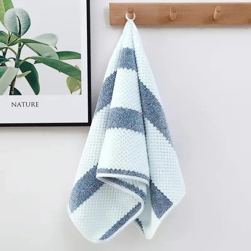HomeTaste – Soft, absorbent cotton towel for versatile use.